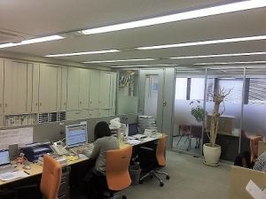 【業績好調で増員】専門商社の経理事務≪残業少＆交通費補助有≫