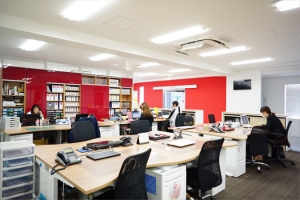 【業績好調企業】弊社スタッフ活躍中！年収400万～！経理！